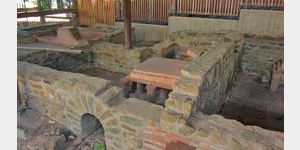 Sanierte Grundmauerreste mit Darstellung des Fuboden-Heizungssystems geben Einblick in das Leben in einem Rmischen Herrenhaus vor 2000 Jahren.