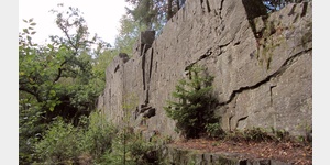 Der Brenfels, der wie abgeschnitten wirkende Fels ist ein Natudenkmal am Hunsrck-Felsenweg bei Scheiden