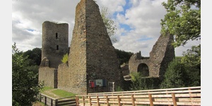 Die Burgruine Baldenau, um 1320 errichtet war sie die einzige Wasserburg im Hunsrck.