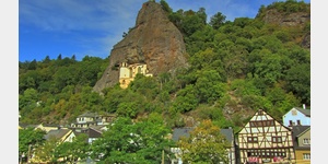 Idar-Oberstein, Blick auf das Wahrzeichen der Stadt, die knapp 540 Jahre alte, an den Berg gepresste Felsenkirche.