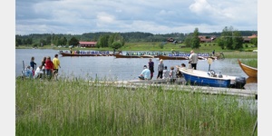 Traditionelles Kirchbootrudern zur Mittsommerfeier in Siljansns
