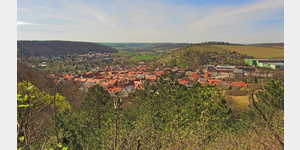 Blick von einem Aussichtspunkt an einem schmalen Wanderpfad im Stadtpark auf Freyburg und das angrenzende Unstruttal.