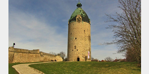 Der Bergfried Dicker Wilhelm auf dem Gelnde des Schlosses Neuenburg