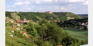 Blick vom Schweigenbergrundweg auf Freyburg, oben Bildmitte das Schloss, daneben der Dicke Wilhelm, oben links das Weinberghotel Edelacker.