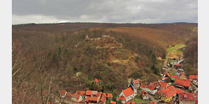 Blick von der Queste, einem Aussichtspunkt ber Questenberg, auf den Ort und die dahinter liegende Burgruine auf dem Burgberg