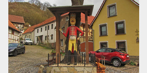 Der Roland von Questenberg wurde dem kleinen Ort 1437 von Graf Botho von Stolberg verliehen.  Mit ihm bekam der Ort das Recht der niederen Gerichtsbarkeit.