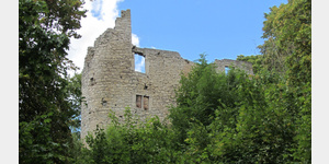 Die Ruine der Oberen Sachsenburg, bis zum Dreiigjhrigen Krieg eine Wehr- und Wohnburg, dann Gaststtte, 1945 abgebrannt.