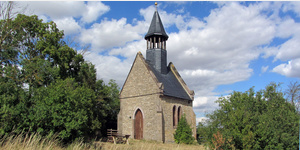 Die Bergkapelle Sachsenburg, ein verschlossenes, einsames Kirchlein mitten in der Natur.
