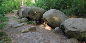 Station 20a der Megalith-Route:  Die Hohen Steine zhlen mit einer Grabkammerlnge von fast 28 Metern zu den mchtigsten Grosteingrbern Norddeutschlands.