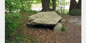 Station 27b der Megalith-Route: Die Bargloyer Steinkiste ist ca. 2500 Jahre jnger als die jungsteinzeitlichen Grosteingrber und diente der Bestattung einer Einzelperson.
