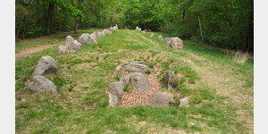 Station 28a der Megalith-Route: Das Visbeker Braut genannte Megalithgrab der Jungsteinzeit befindet sich noch im unberhrten Zustand und gilt als zweitgrtes Hnenbett der Wildeshauser Geest.
