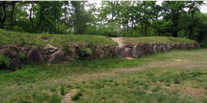 Station 25a der Megalith-Route:  Das Grosteingrab Kleinkneten 1 wurde 1934 bis 1939 archologisch untersucht und anschlieend mit dem damaligen Wissensstand rekonstruiert. Die Grabkammer ist begehbar.