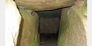 Der rekonstruierte Eingang zur Grabkammer des Grosteingrabes Kleinkneten 1.