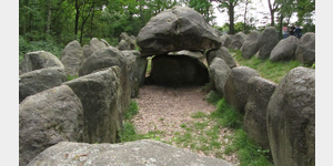 Das Hnenbett 2 von Kleinkneten. Es ist die einzige Grabanlage Niedersachsens, in der nach Untersuchungen drei Grabkammern gefunden wurden.