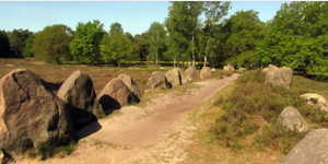 Das Megalithgrab Glaner Braut I hat die beachtliche Lnge von 50 Metern mit beinahe vollstndig erhaltenen Umfassungssteinen.