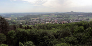Blick vom Luisenturm nach Sd-Osten ber Borgholzhausen hinweg zum Teutoburger Wald.