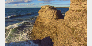 Byrums Raukar oder die Rauken von Byrum sind bizarr geformte, geschtzte Kalksteinsulen an der Nordwestkste von land