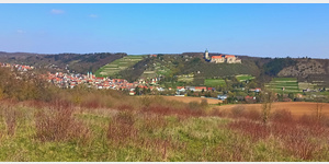 Blick vom Sdhang des Unstruttals auf Freyburg und das Schloss Neuenburg mit dem Dicken Wilhelm