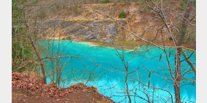 Blauer See bei Rbeland, ein hoher Gehalt an Kalzitpartikeln verleiht dem See seine blaue Farbe.