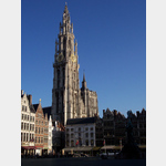 Antwerpen  Liebfrauenkathedrale, Die Kirche gehrt seit 1999 zum Weltkulturerbe der UNESCO und ist Ausdruck ausgeprgter brabantischer Baukunst. Das Bild zeigt die Ansicht der Kirche vom Grote Markt aus.