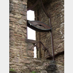 Windharfe im Alten Schloss bei Baden-Baden - Wind in Klnge zu verwandeln ist keine Erfindung der Neuzeit. Die im Rittersaal des Alten Schlosses aufgestellte Windharfe wurde dennoch erst 1999 von dem Harfenbauer R. Oppermann gebaut. Mit 120 Saiten und 4