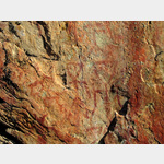 Die Felswand Vrikallio  Ausschnitt aus den bemalten Stellen der Felswand. Wir glauben Tiere sowie einen Mann und eine Frau mit dreieckigen Kpfen zu erkennen, die ein halbwchsiges Kind hinter sich herfhren.
