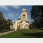 Die grte Holzkirche der Welt in Kerimki ist auf jeden Fall einen Besuch wert. Der mit steinernem Unterbau errichtete Glockenturm steht neben der Kirche. Die Kirche selbst ist vollstndig aus Holz errichtet und bietet Sitzpltze fr mehr als 3000 Person