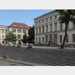 Halle  (Saale)  das Lwengebude der heutigen Martin-Luther-Universitt. Der Name entstand, als das damalige Hauptgebude der Uni 1868 die zwei Lwen des abgerissenen Lwenbrunnens erhielt, die noch heute die breite Freitreppe zieren.