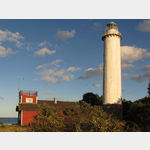 land  der Leuchtturm Langer Erik ( Lnge Erik) steht an der Nordspitze der 137 km langen schwedischen Insel  exakter: auf der kleinen ihr vorgelagerten Insel Lilla Grundet, die erst seit 1965 von der Hauptinsel aus ber eine Brcke erreichbar ist.