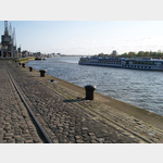 Antwerpen   der Kai von Antwerpen ist frei zugnglich und bietet whrend eines Spazierganges vom Gote Markt zu den Parkpltzen am Hafen tolle Eindrcke auf die vorbeifahrenden oder zum Lschen der Ladung angelegten Schiffe. 