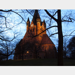 Halle (Saale)  die Pauluskirche im adventlichen Abendlicht. Die auf einem Porphyrhgel  genannt Hasenberg - in norddeutscher Backsteingotik errichtete Kirche mit ihrem 60 Meter hohen Turm wirkt sehr gewaltig. In ihr finden knapp 1000 Menschen Sitzpltze