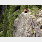 Die wohl schnste Felswand im Naturreservat Stckholmsgata, die vllig glattgeschliffen fast senkrecht 40 Meter in die Tiefe bis zur Sohle des Canyon reicht. Nicht ganz ungefhrlich, wenn Besucher die nur sprliche Absperrung aus Seilen berwinden.