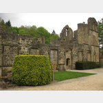 Im alten Klosterhof der Abtei von Orval, zu besichtigen sind die Mauerreste des alten, im 12. Jahrhundert entstandenen Klosters, die nach Brnden und Plnderungen  im 18. Jahrhundert durch einen Barockbau abgelst wurden.