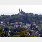 Blick von der Groambergstrae ber das Tal zum Pstlingberg mit der weit sichtbaren Pfarr- und Wallfahrtskirche zu den Sieben Schmerzen Mari, die im Jahre 1786 geweiht wurde. Dahinter  schwach zu erkennen  die Stadt Linz im Donautal.