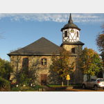 Die fast 300 Jahre alte Kirche zu Straberg ersetzte seinerzeit ein Bethaus, das noch einmal mindestens 300 Jahre lter war.  Die Baumaterialien wurden allesamt aus Steinbrchen der nheren Umgebung gewonnen. Die Einweihung fand im Jahre 1744 statt.