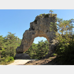 Die Porte de Mycnes im Naturpark  Montpellier-le-Vieux. Geologen vermuten, dass der 12 Meter hohe Bogen durch Auswaschungen vom heute 400 Meter tiefer flieenden Fluss erzeugt wurde, der vor mehr als 4 Millionen Jahren noch hier durchgeflossen sein soll.