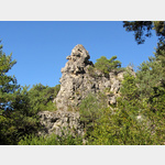 Der als Harlekin bekannte Felsen mit der typischen Hakennase im Naturpark  Montpellier-le-Vieux. Die meisten Namen der Felsen stammen von  Edouard Martel, der das Gebiet im Jahre 1885 grndlich vermessen hat.