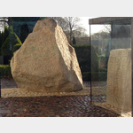 Die ltesten Runensteine Dnemarks wurden mit Aufnahme der Anlage in das Weltkulturerbe der UNESCO unter Glasvitrinen gesetzt, um sie vor Umwelteinflssen zu schtzen.