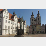 Wittenberg, Marktplatz, im Vordergrund vor dem Alten Rathaus das Melanchthondenkmal, rechts hinten das Lutherdenkmal