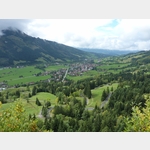 Der Blick vom Oberjoch auf Bad Hindelang, B308, 87541 Bad Hindelang, Deutschland