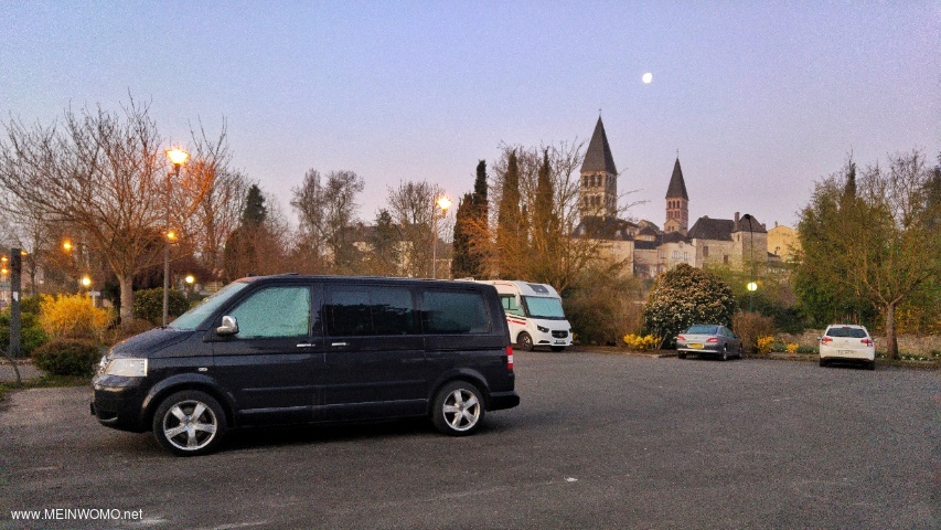 Stellplatz mit Blick auf die Kathedrale von Tournus