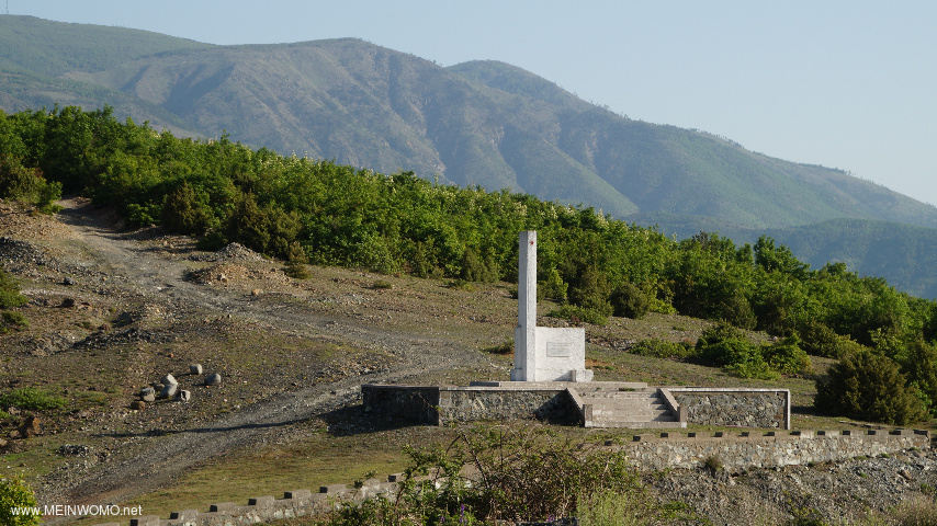  Monumento di fronte al campo