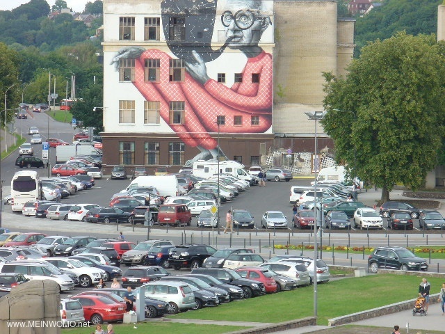  Utsikt frn slottet ver parkeringsplatsen