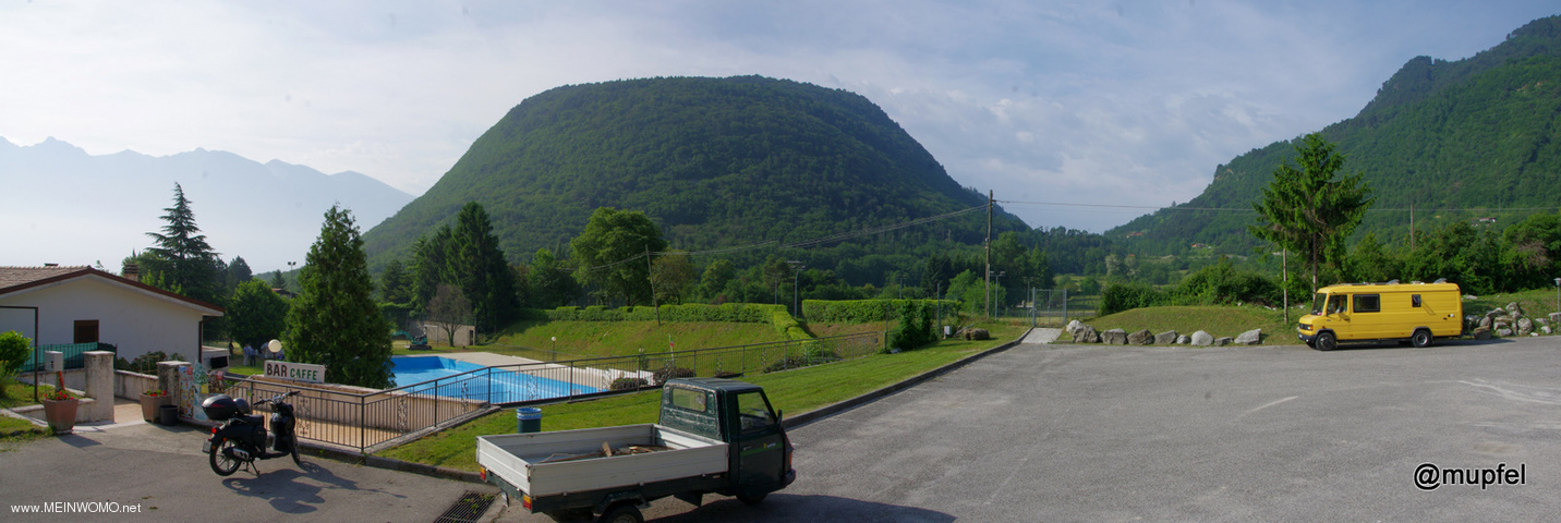  Parkeringsplats i vidvinkel panorama med pool