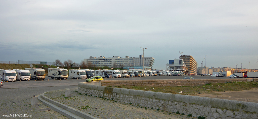  Frankrijk Calais parkeerplaats op de pier