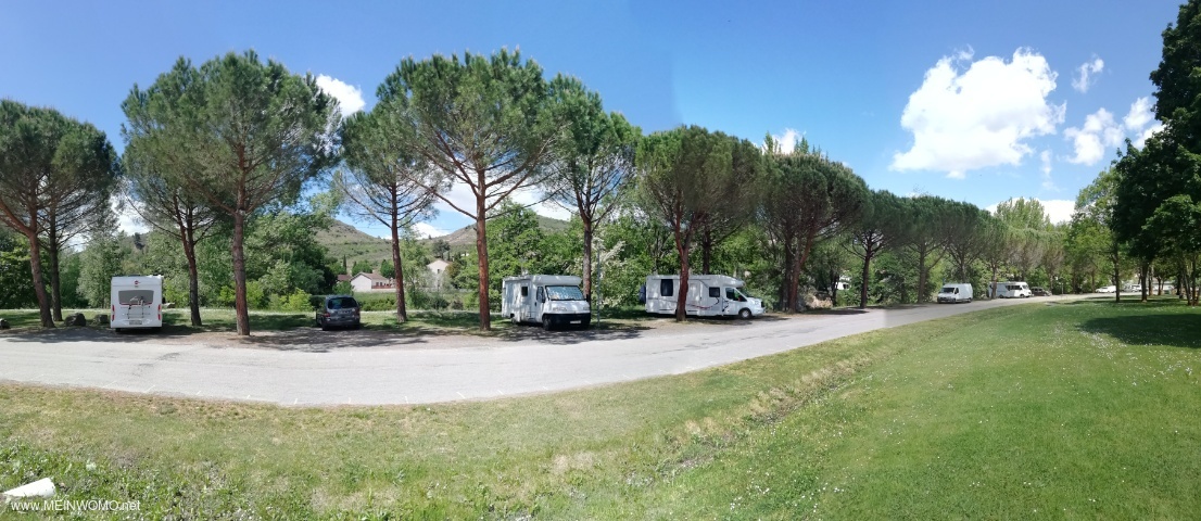  12 mei..  2019 plaatsen onder bomen, aan de rivier de Aude, langs een nauwelijks afgelegde weg en t ...
