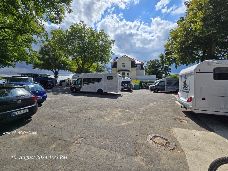 Un poco catico y estrecho.