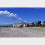 Am Strand von Giardini-Naxos, im Hintergrund der tna