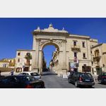 Noto, hinter der Porta Reale beginnt die barocke Stadt.