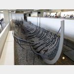 fnf originale Wikingerschiffe (Reste) stehen in der Halle